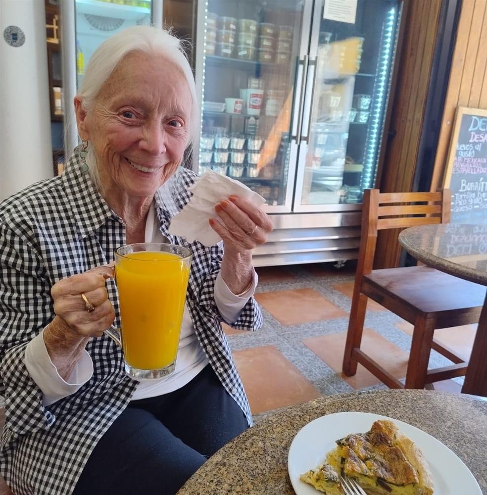 Paciente sonriendo mientras disfruta su desayuno